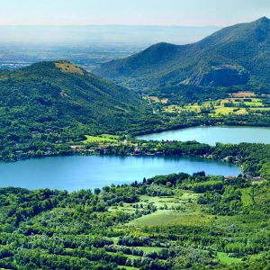 Avigliana, il borgo medievale e i laghi